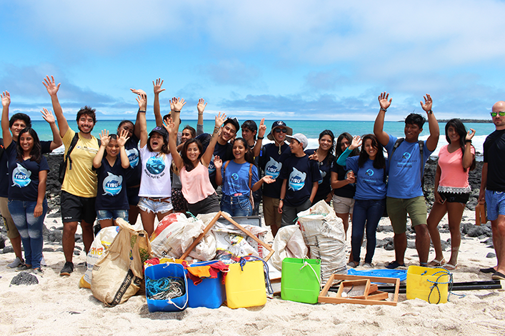 Beach clean-up developed by the Shark Ambassadors Club, Mingas por el Mar and Ecology Project International for International Coastal cleanup day
