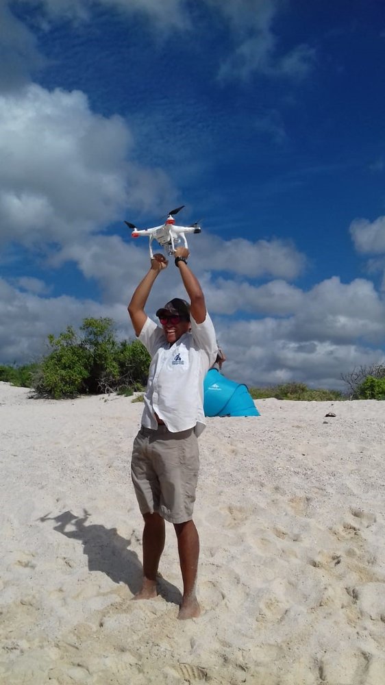 Byron Delgado receptando al dron durante el aterrizaje en playa Las Bachas.