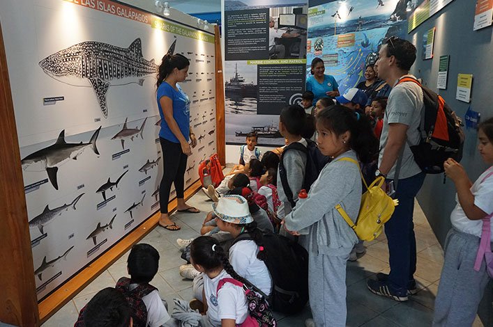 Daniela Vilema, líder del proyecto de educación marina, enseñando a estudiantes sobre las especies  de tiburones presentes en Galápagos