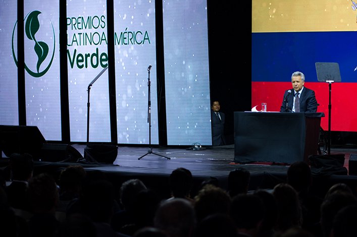 El presidente de la República, Lenin Moreno, felicitando a todos los proyectos durante su discurso en la Gala de Premiación.