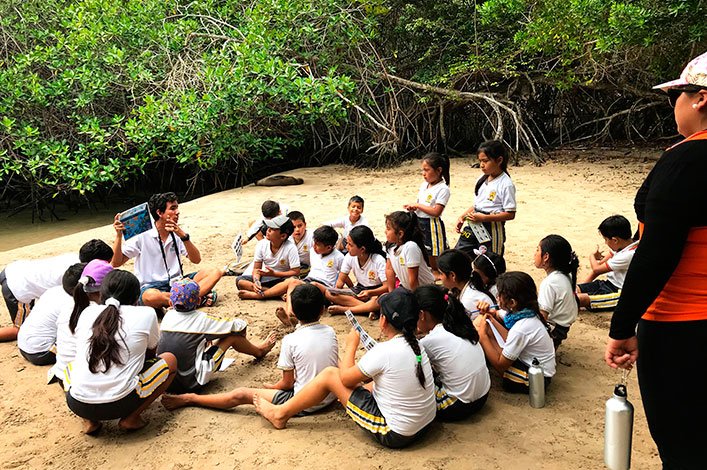 Estudiantes de la escuela Jacinto Gordillo de Isabela aprendiendo sobre ecosistemas marinos  con Luis Cevallos, miembro del equipo de educación marina