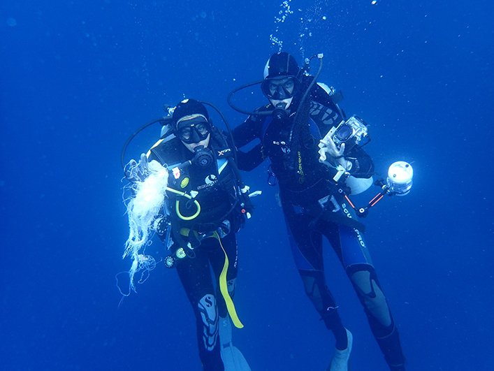 Salomé Buglass (left) y Nicolás Moity (right) with the shreds of a plastic bag that guides untied from a marine turtle.