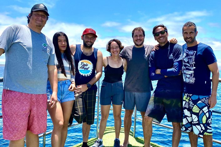 De izquierda a derecha: Alberto Proaño (Guardaparque de la DPNG), yo, Javier Mahuad (buzo del CCR), Ana Victoria Moya (Científica de Tiburones de la FCD), Dr. Pelayo Salinas (Investigador principal del proyecto de tiburones de la FCD), Mikel Goñi (vo