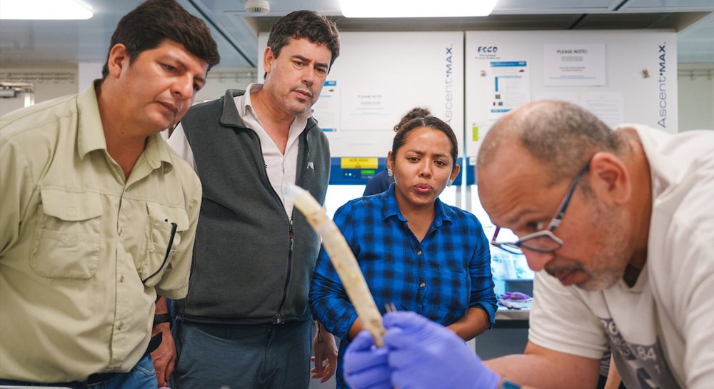 En el Laboratorio Principal, hay mucho interés en las muestras de gusanos tubulares que se están examinando de cerca. Peter Girguis (Profesor de la Universidad de Harvard) explica la biología de estas criaturas a Stuart Banks (Fundación Charles Darwi