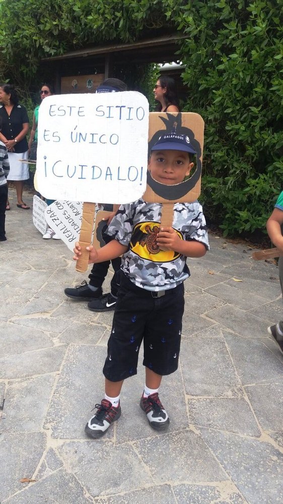 A child dressed up as an iguana asking for the protection of the Galapagos Islands.