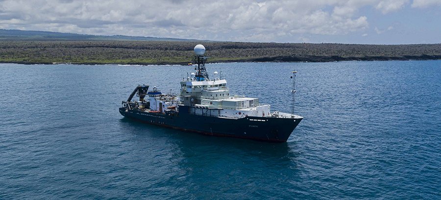 Atlantis en Bahía Academia, Puerto Ayora. Foto: Carlos Espinosa, FCD.