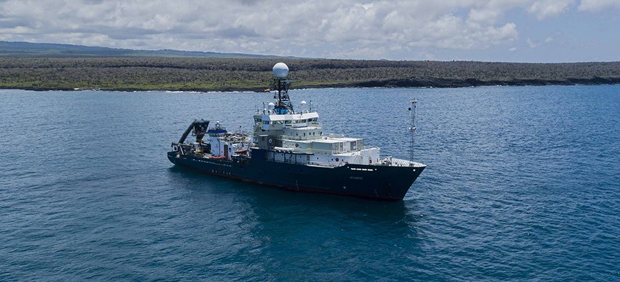 Atlantis en Bahía Academia, Puerto Ayora. Foto: Carlos Espinosa, FCD. 