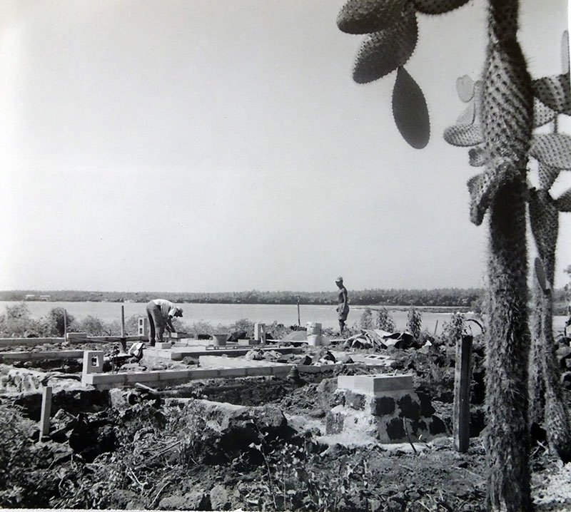 Building the foundations of the first building of the Research Station