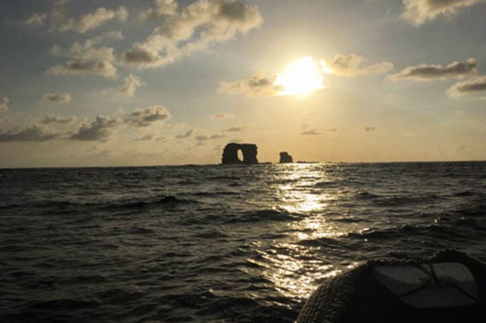 Camino a bucear a pulmón con un hermoso amanecer en el Arco de Darwin, Isla Darwin