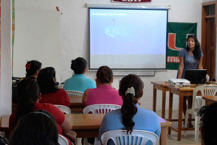 Charla a la comunidad sobre “Ciencia aplicada en educación ambiental para la conservación de los tiburones en las Islas Galápagos”.