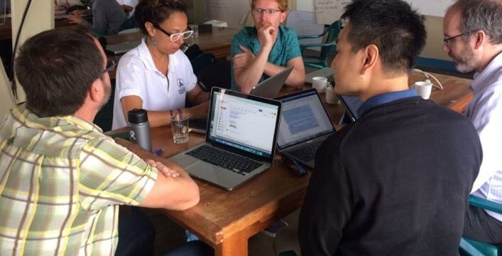 Daniel Orellana, Florencia Cerutti, Jon Witman, William Chueng y Charlie Stock trabajan juntos en proyectos de cambio climático aplicables a la Reserva Marina de Galápagos.