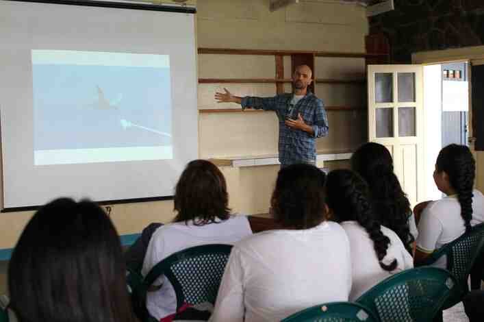 David Acuña, experto en tiburones y estudiante de PhD de la Universidad de Massey explicando sobre telemetría acústica y satelital, migraciones de los tiburones y estudios con cámaras submarinas.