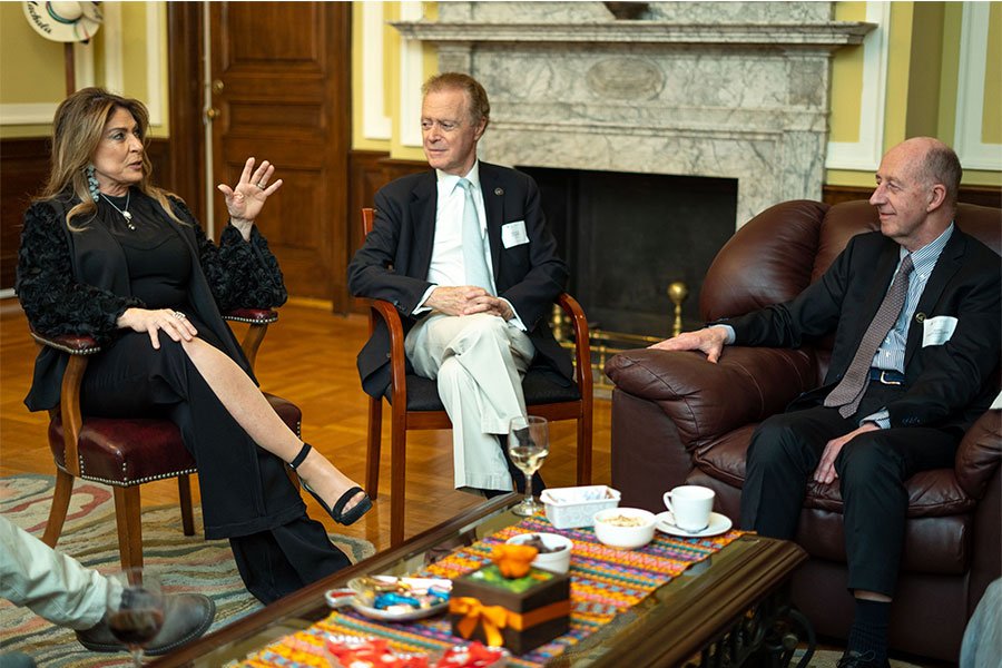 De izq a der: Ivonne A-Baki, embajadora de Ecuador en Estados Unidos; Ronnie Stewart, miembro de la Junta Directiva de la FCD y Rakan Zahawi, Director Ejecutivo de la FCD. Foto: Juan Manuel García, FCD.