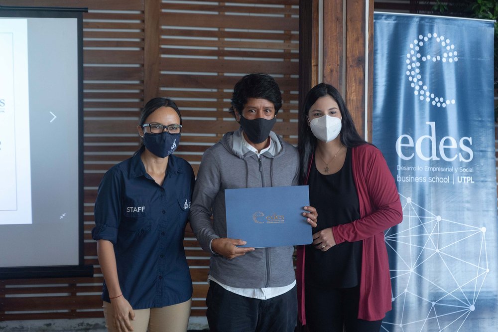 De izq a der: Johanna Carrión, FCD; Luis Gallegos, emprendedor y Rosana Ruzza, EDES.