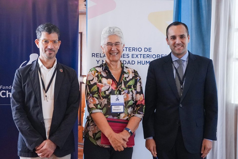 De izquierda a derecha: Rakan Zahawi, Director Ejecutivo de la FCD, Yolanda Kakabadse, nueva presidenta de la Junta Directiva de la FCD y el Ministro de Relaciones Exteriores y Movilidad Humana, Juan Carlos Holguín. Foto: Joshua Vela, FCD. 