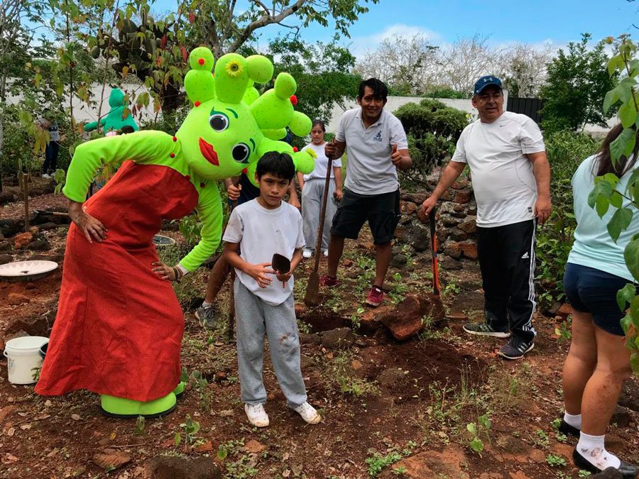 Doña Opuntia junto a un estudiante de la Unidad de Educación Especializada Galápagos