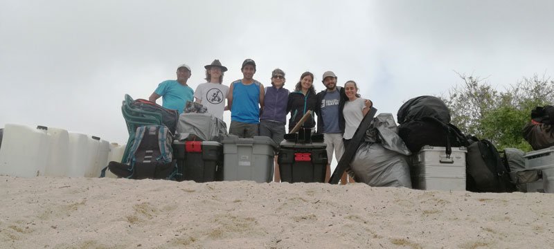 El equipo con todo el material en la Playa Manzanillo