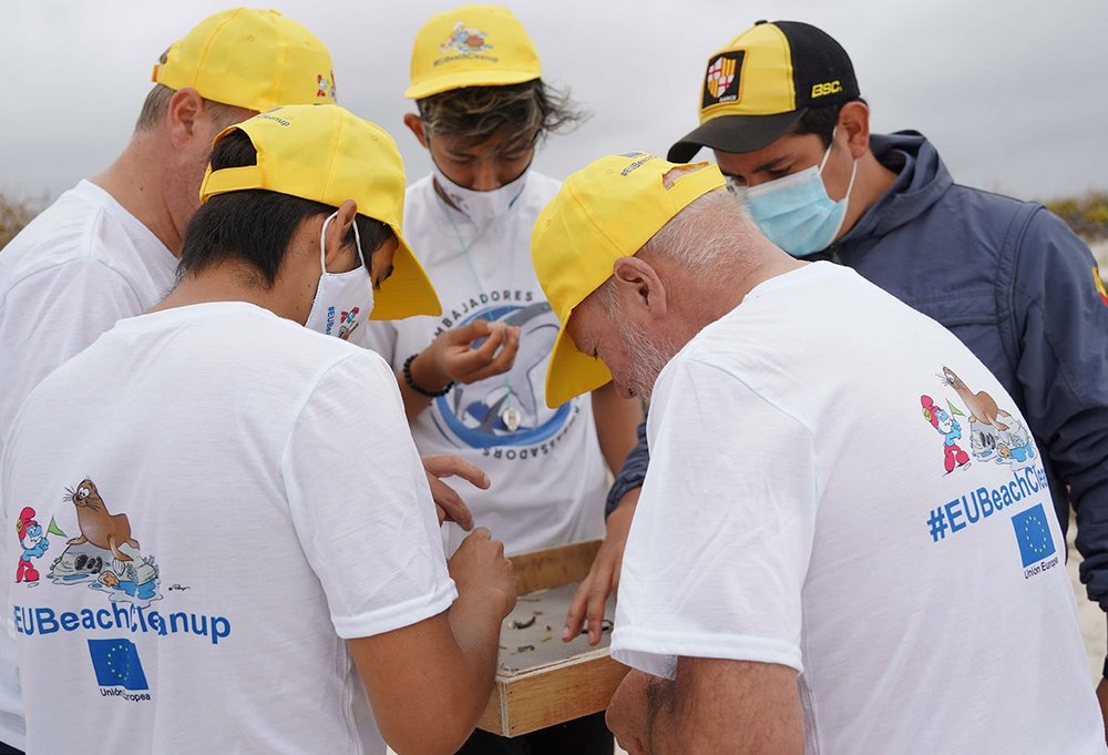 Embajadores junto al Club de Ciencias de la FCD ejecutando la actividad de limpieza de microplástico. Foto de: Rashid Cruz, FCD. 