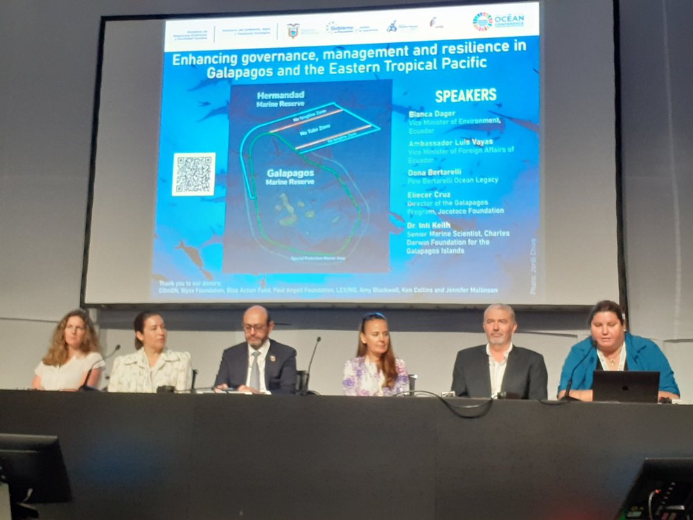 En el extremo derecho: Inti Keith, representando a la FCD en la Conferencia de las Naciones Unidas sobre los Océanos 2022 realizada en Portugal. Foto: Sara Enright, FCD. 