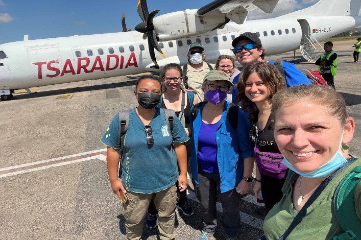 Equipo de investigación a punto de abordar el avión en Antananarivo (de izquierda a derecha): Tsanta Fiderana Rakotonanahary, Kari Musgrave, Stephen Nelson, Bonnie Raphael, Sarah O’Brien, Sean Perry, Ainoa Nieto Claudín y Jamie Palmer. 