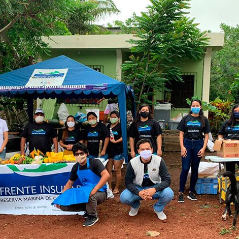 Equipo de la FCD junto con el grupo del Frente Insular preparando los kits alimenticios para la isla Santa Cruz.