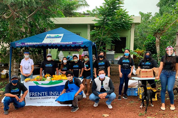 Equipo de la FCD junto con el grupo del Frente Insular preparando los kits alimenticios para la isla Santa Cruz.