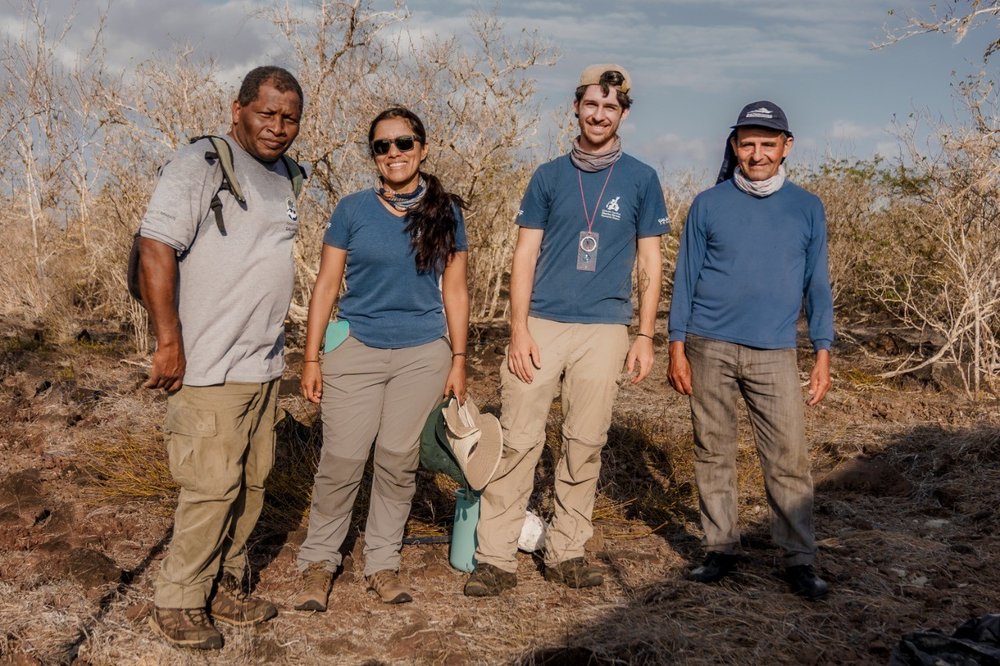 Figura 7.  Parte del equipo de trabajo de campo en la expedición a la isla Española. Jeffreys Málaga (DPNG), Patricia Jaramillo Díaz (FCD), Luka Negoita (FCD) y Novarino Castillo (Asistente de campo).