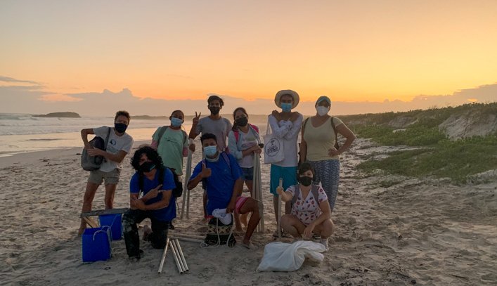 Finalizando una salida de campo en la playa Tortuga Bay. 