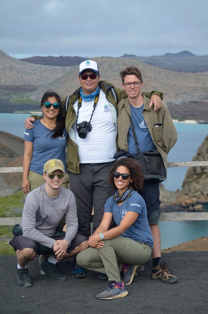 Foto de grupo del equipo de investigación Paulina Sepa (CDF), Alberto Proano (DPNG), Shannon Nagy (CDF), Alan Turchick (NGS) y Salome Buglass (CDF)