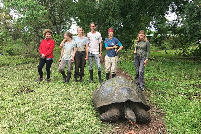 From left to right: M.Mar Trigo/UMA, María Guerrero/CDF,Javier Vargas/GTRI,Esme Plunkett/CDF,Yasmin Redolosis/CDF and Maria Amparo Campos next to the emblematic species Chelonoidis porteri. Reserva El Chato