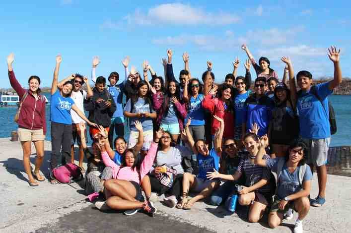 Grupo de tibu-embajadores, profesores, guía naturalista y equipo de tiburones de la Fundación Charles Darwin en la salida de campo.