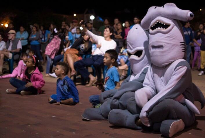 Guillo the hammerhead and Vanessa the tiger shark participating in the event about the sustainable coexistence between humans and sharks.