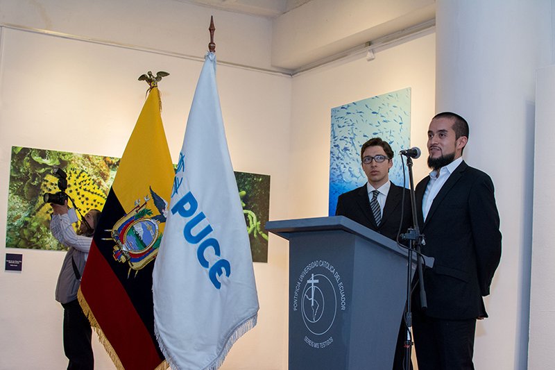 Jorge Salgado welcoming the attendees of the inauguration of the photographic exhibition.