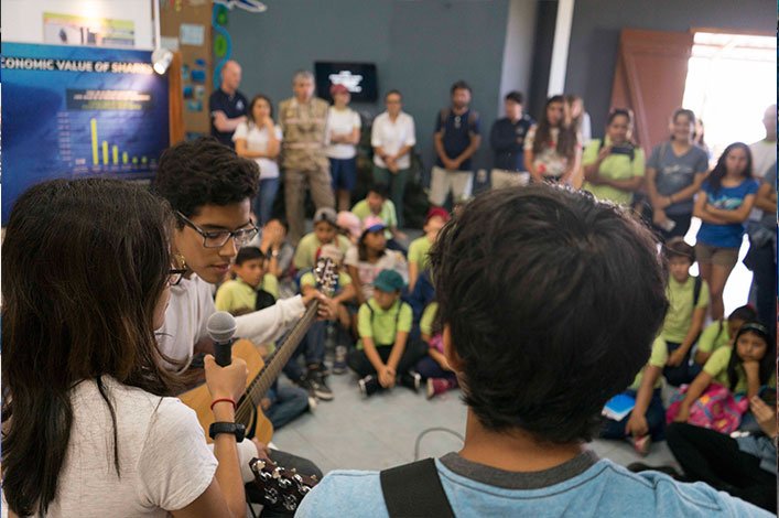 Launch of “Marine World” exhibition at the Charles Darwin Research Station with the visit  of local schools and authorities.