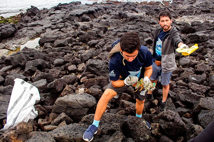 Luis Cevallos and José Luis Maldonado, members of the CDF’s Marine Education team cleaning the beach and collecting plastics from the rocky shores on the International Coastal Cleanup Day