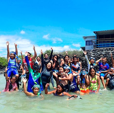 Marine mornings with 5th grade students of Oswaldo Guayasamín doing snorkeling at the Charles Darwin Research Station