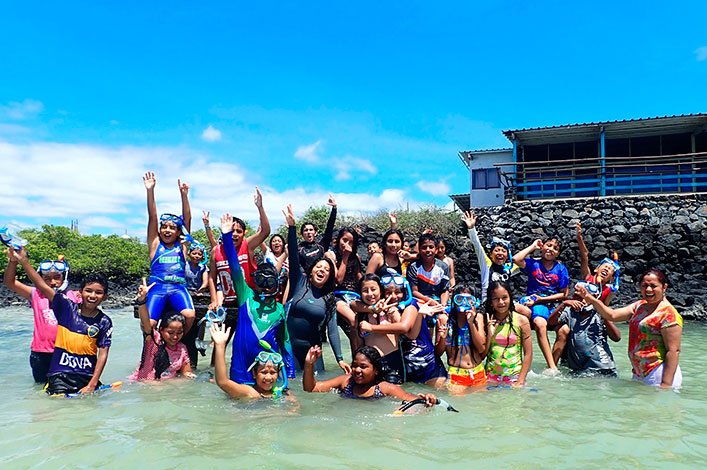 Marine mornings with 5th grade students of Oswaldo Guayasamín doing snorkeling at the Charles Darwin Research Station