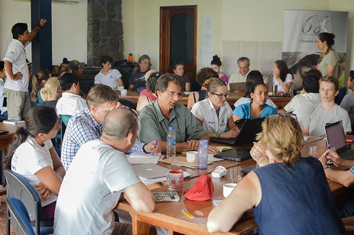 Mesas de discusión durante el taller