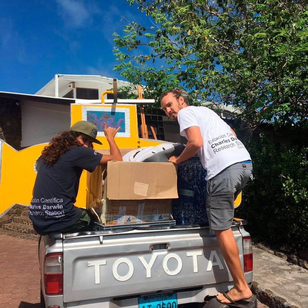 On the way to San Francisco Park for the Ocean´s Day in Santa Cruz Island, volunteers Andrés Cruz and Louis Graham with the artwork prepared for the event.