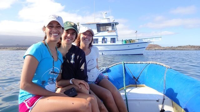 Part of the team: Salomé Buglass, Camila Arnés and Patricia Marti Puig in front of the Queen Mabel.