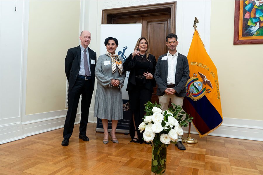 Parte de la Junta Directiva de la FCD junto a la Embajadora de Ecuador en Estados Unidos, Ivonne Baki. Foto: Juan Manuel García, FCD.