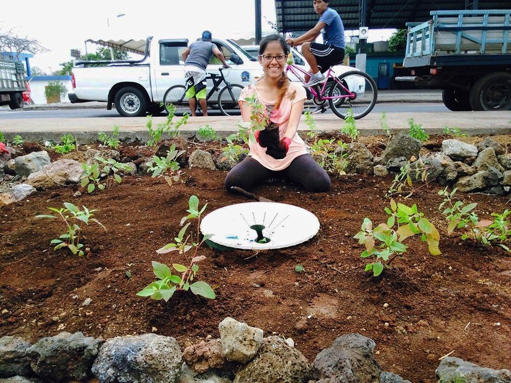 Patricia Tapia with the water saving technology of Galapagos Verde 2050.