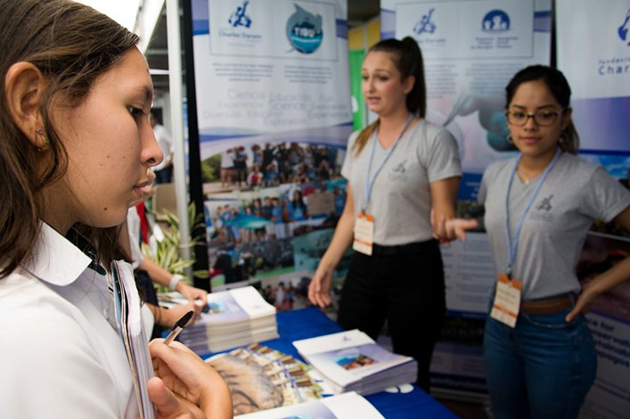 Presentaciones sobre los proyectos de la Fundación Charles Darwin al público asistente al evento.