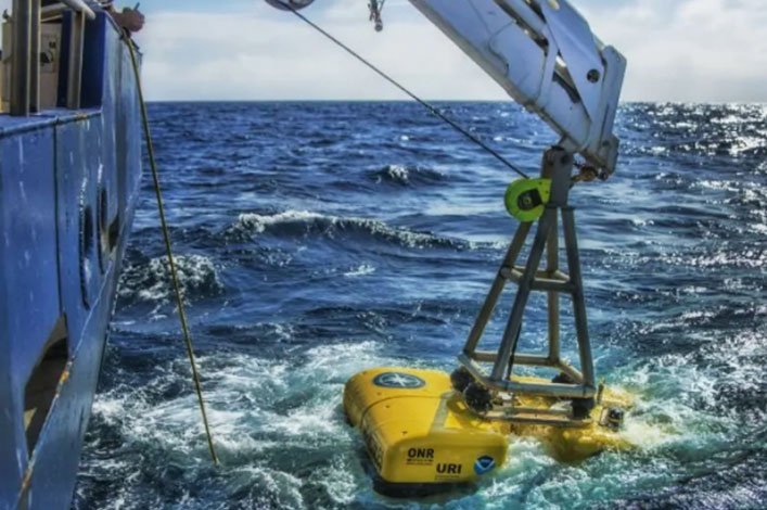 ROV descendiendo desde la embarcación Nautilus