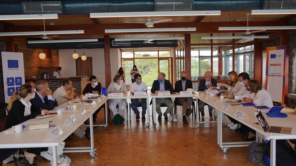 Reunión de embajadores y diplomáticos de la Unión Europea con Director Ejecutivo de la FCD, Rakan Zahawi en la sala de reuniones del Complejo de Inspiración. Foto de: Rashid Cruz, FCD.