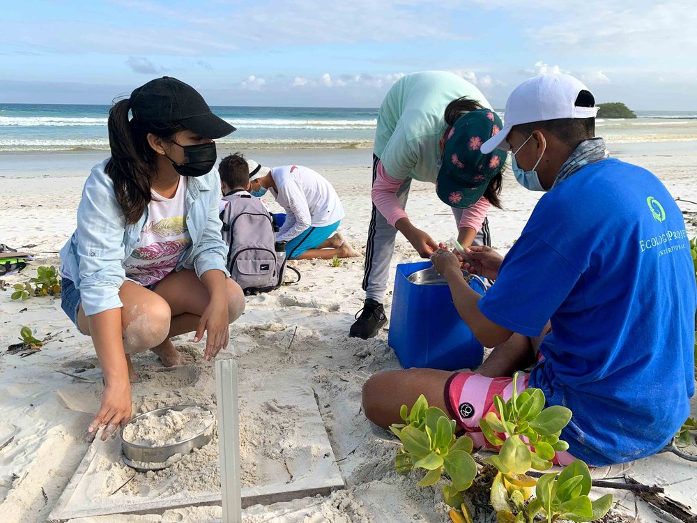 Sebastián Pilla voluntario de EPI y de la DPNG, junto a los Tibus analizando micro plásticos, playa Tortuga Bay.