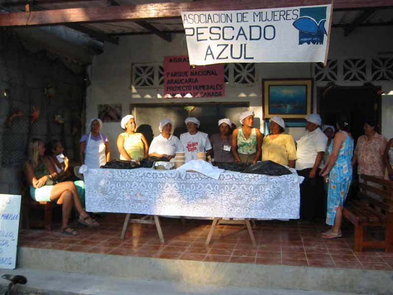 Socias en degustación de productos. Fuente: José González, 2003.