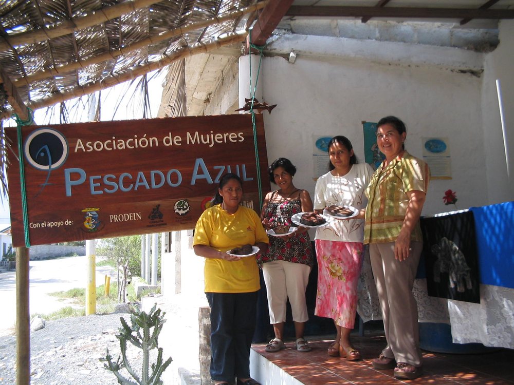 Socias mostrando platos elaborados con productos de la Asociación. Fuente: FCD (Archivo digital), 2004.