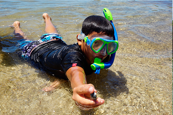 Student of the school Julio Puebla Castellanos, El Cascajo, in the highlands of Santa Cruz, snorkeling during the class of marine invertebrates in mangroves in