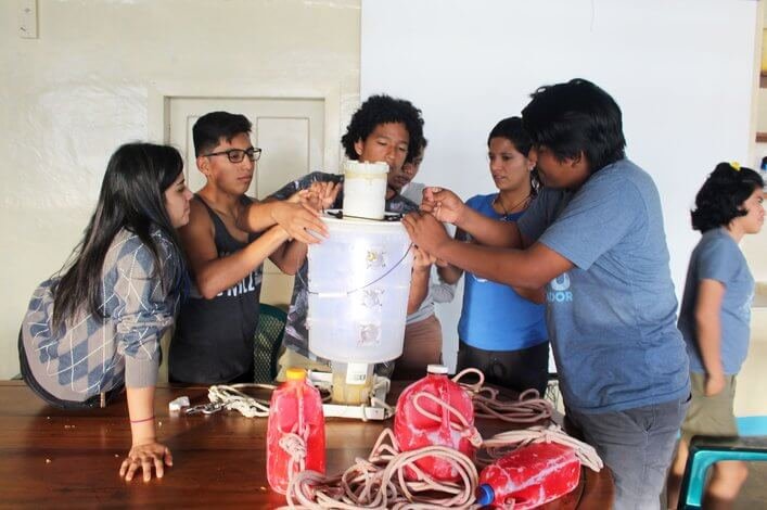 Students preparing light traps to catch fish larvae at the Research Station’s beach.